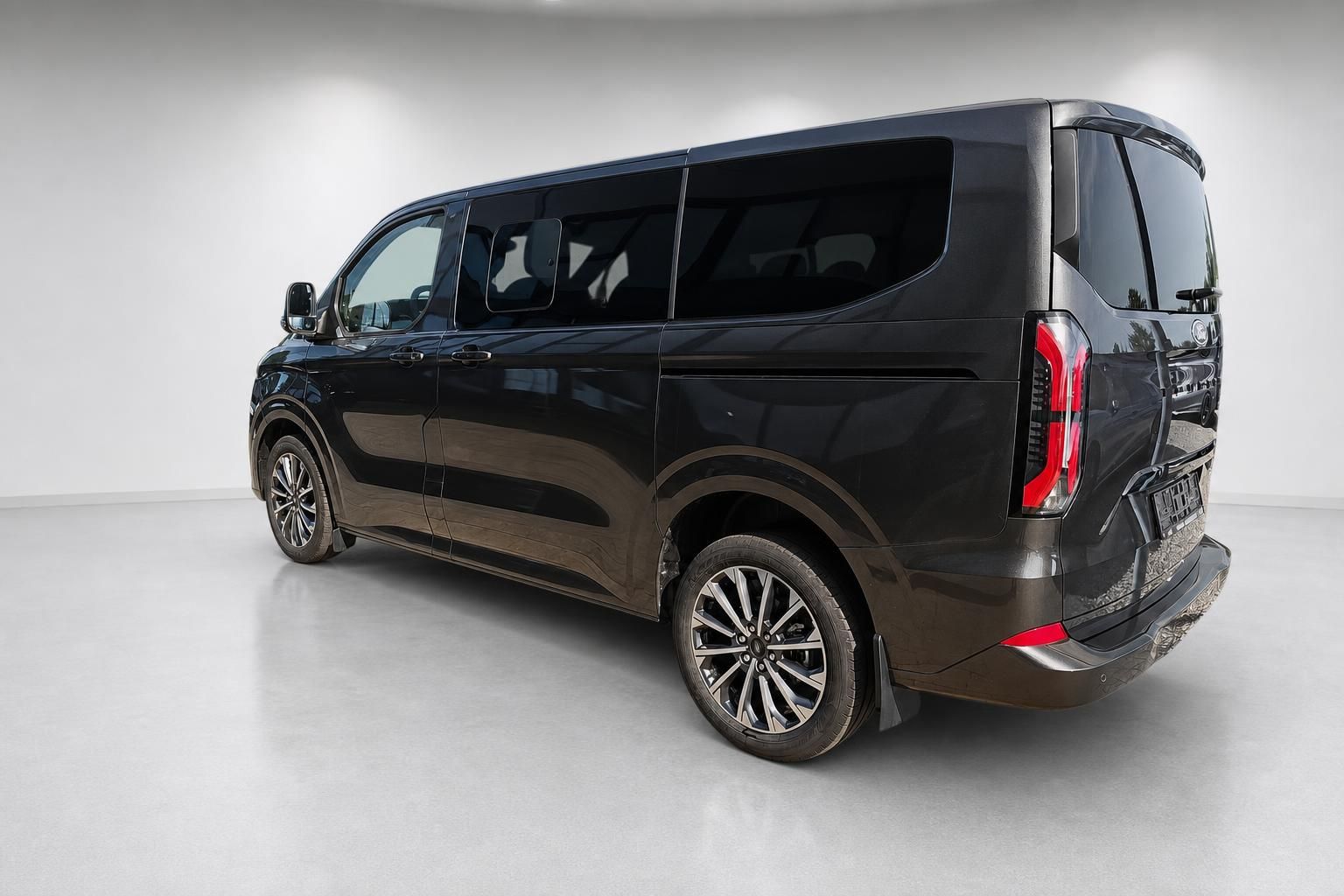 Ford Tourneo Custom schwarz Heck Seitenansicht Van