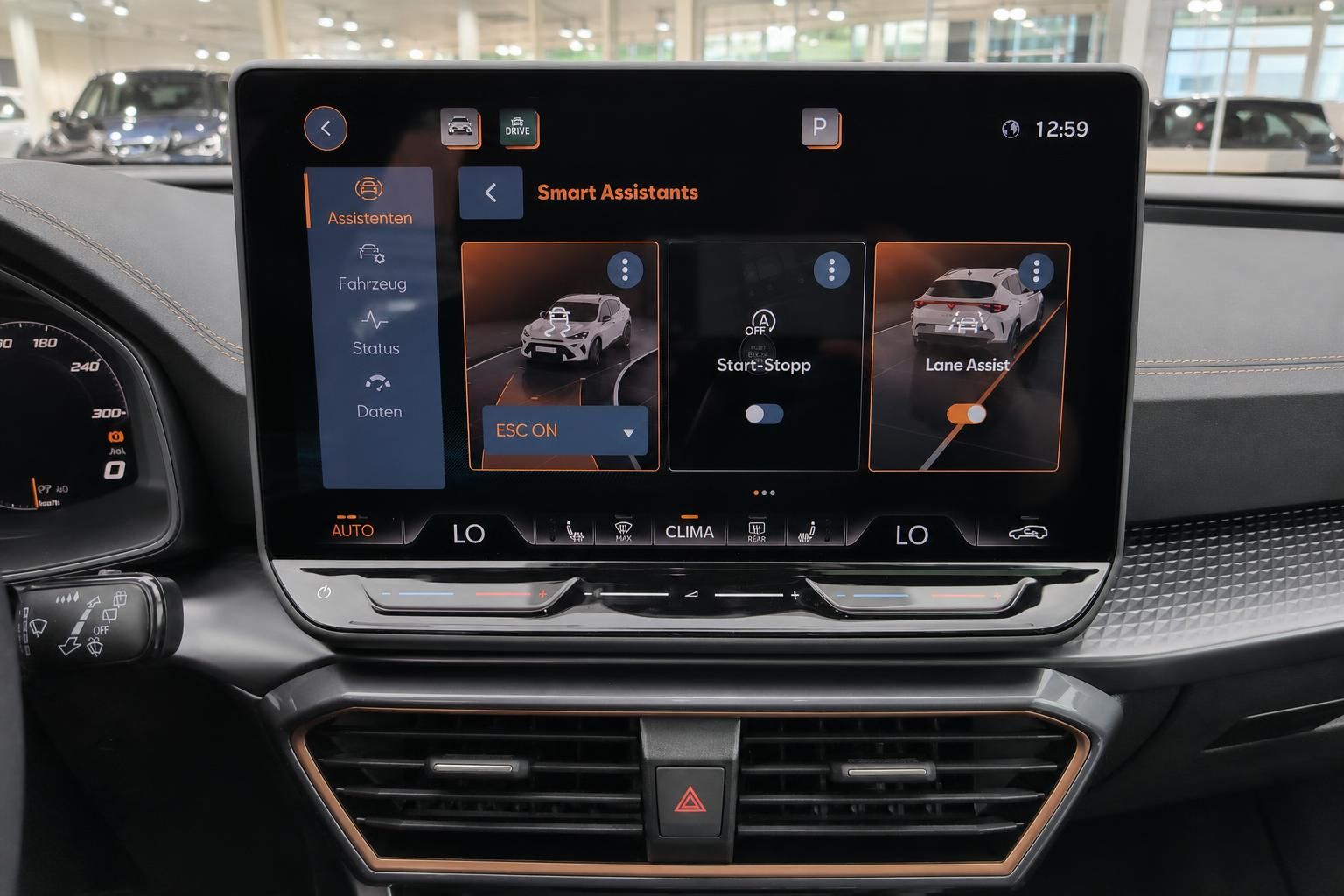 Cupra Infotainment-Display mit Smart Assistants und Fahrassistenzsystemen