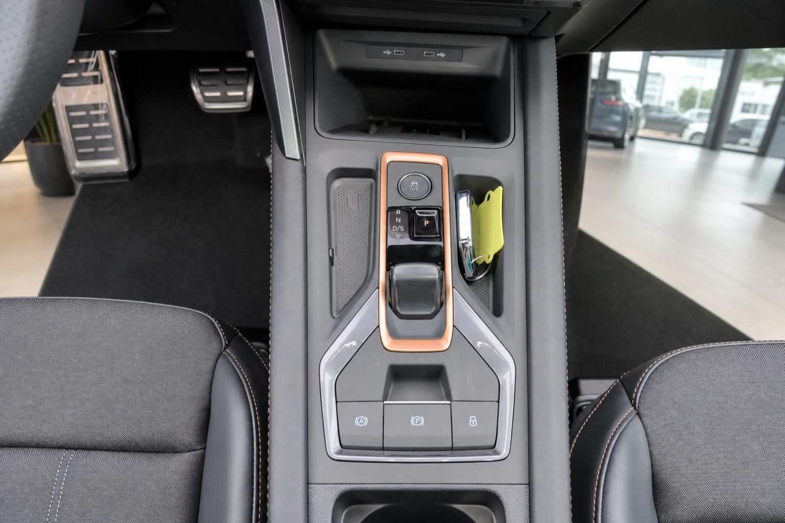 Mittelkonsole mit Automatikwahlhebel und USB-Anschluessen im Fahrzeug