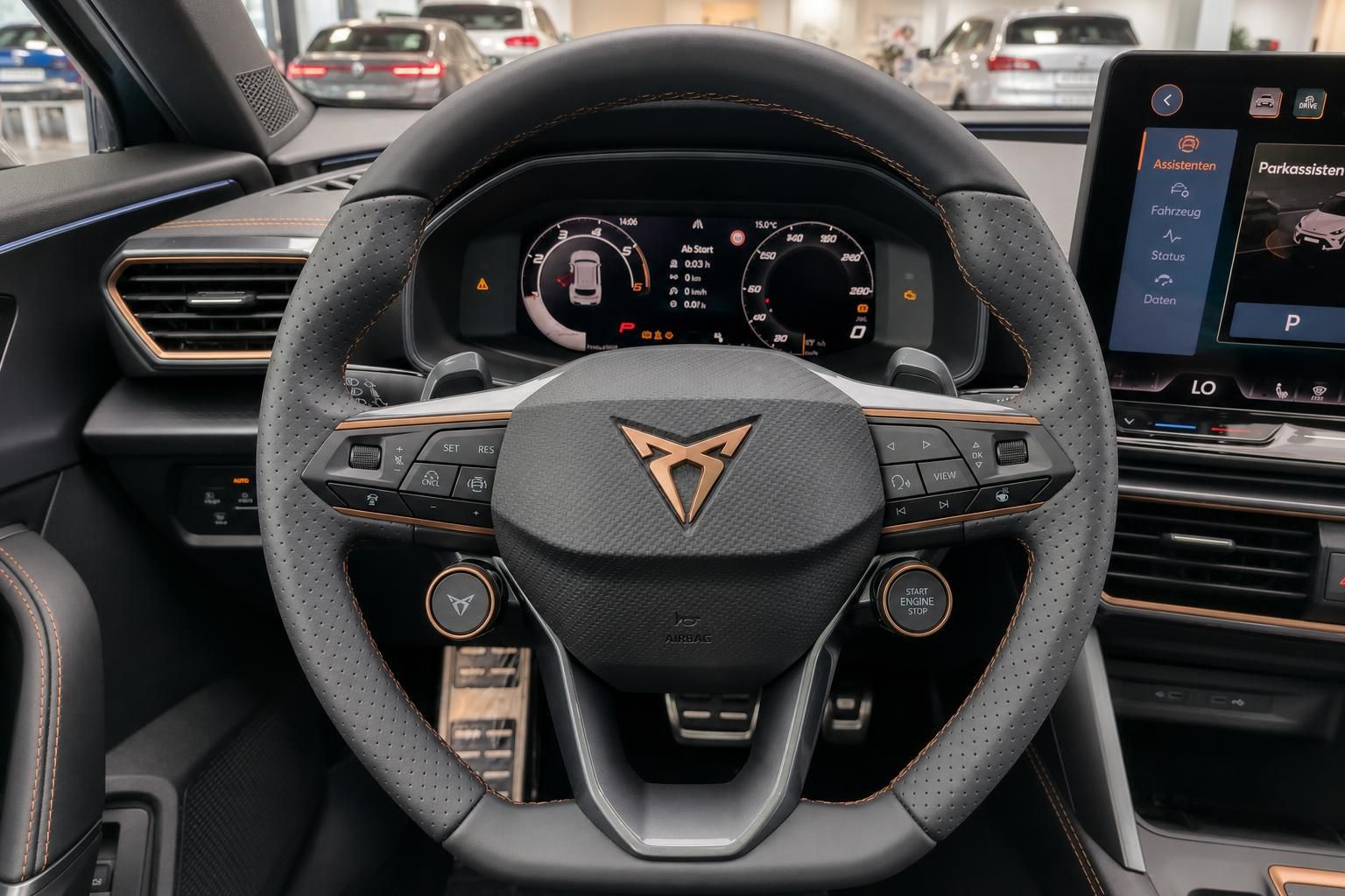 Cupra Lenkrad mit Multifunktionstasten und Digitalanzeige im Cockpit