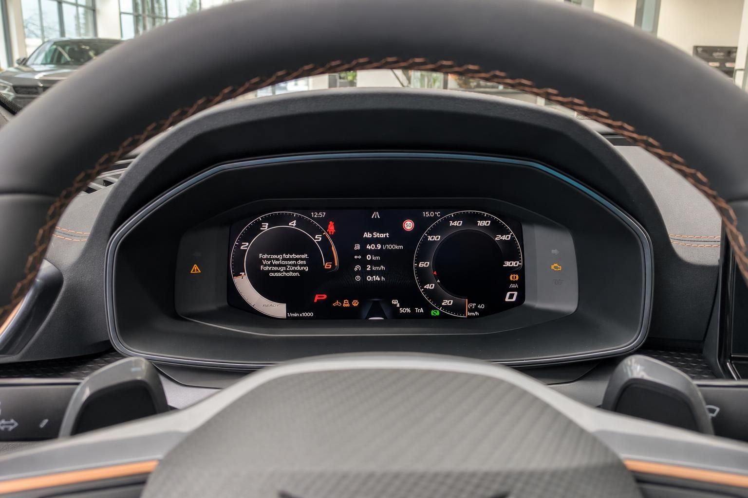 Digitales Kombiinstrument mit Tachometer und Fahrzeuginformationen im Cockpit