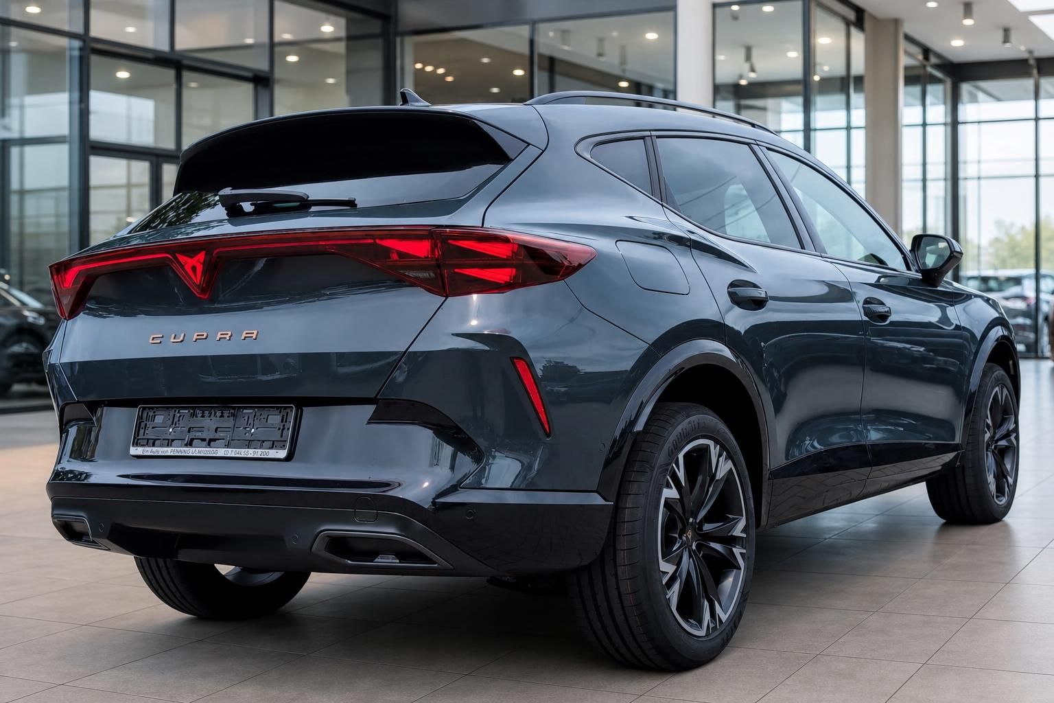 Cupra Formentor Heck-Seitenansicht in Anthrazit im Showroom