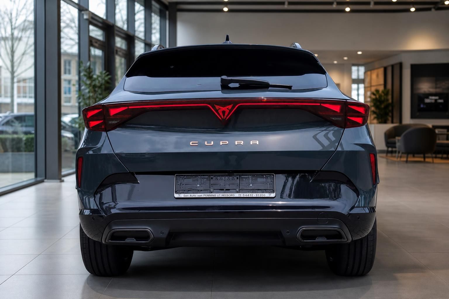 Cupra Formentor Heckansicht mit Leuchtenband im Autohaus