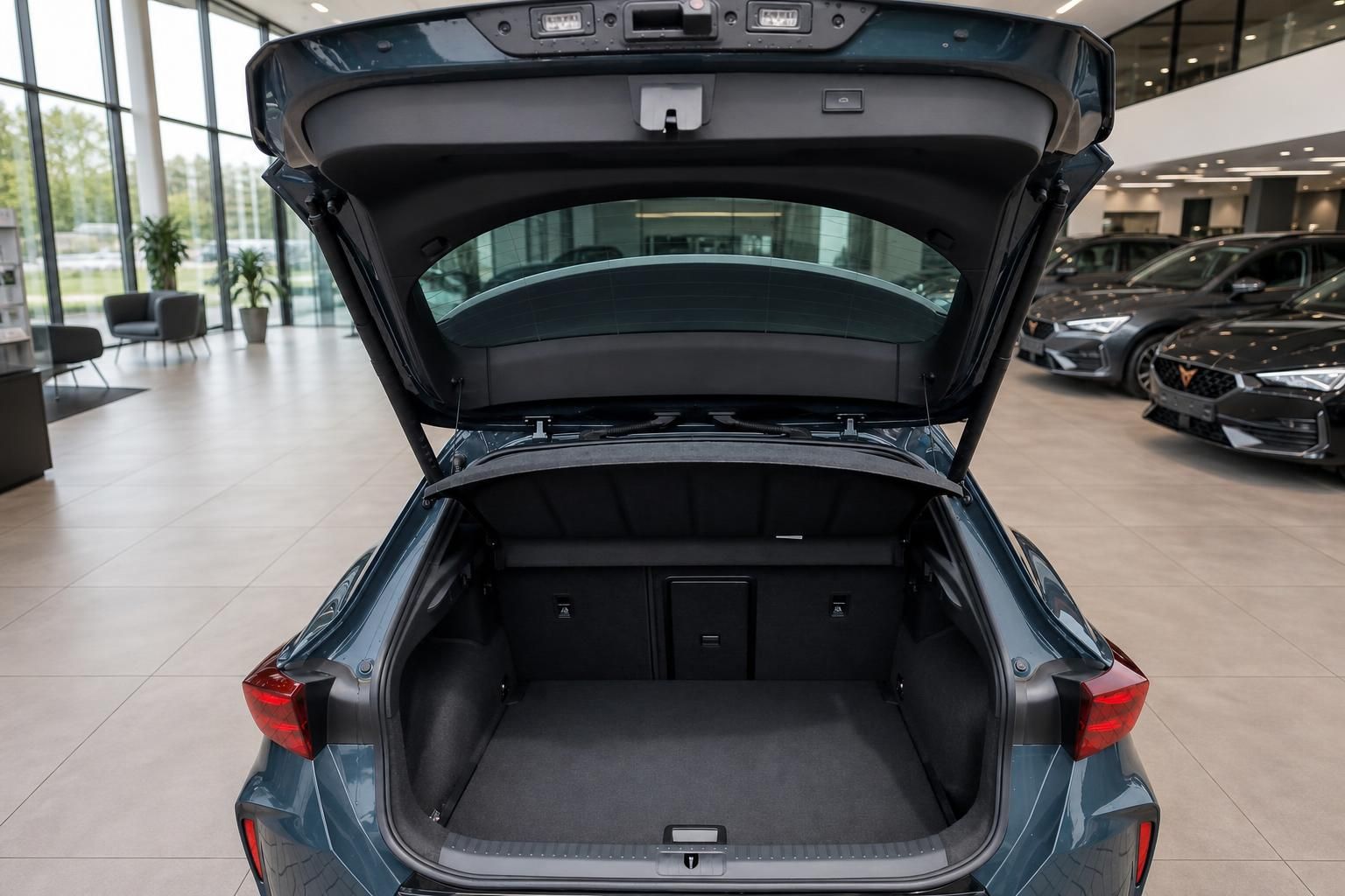 Cupra Formentor Kofferraum mit geoeffneter Heckklappe im Autohaus