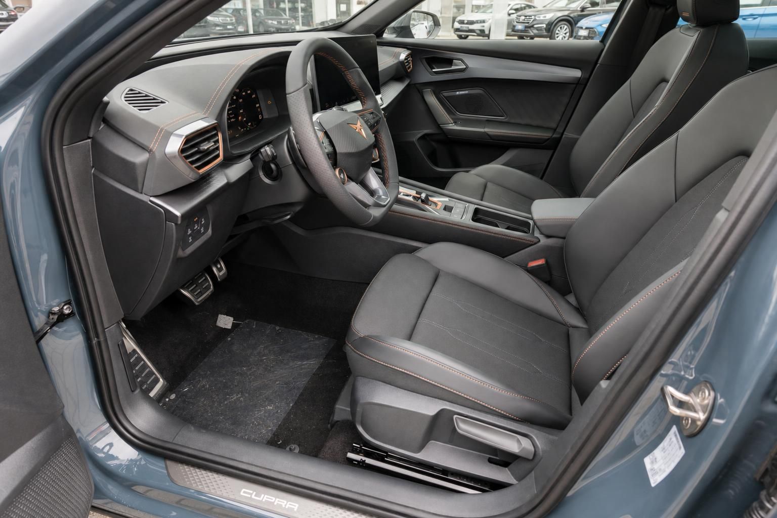 Cupra Fahrersitz und Cockpit mit Sportlenkrad, Blick von Fahrertür