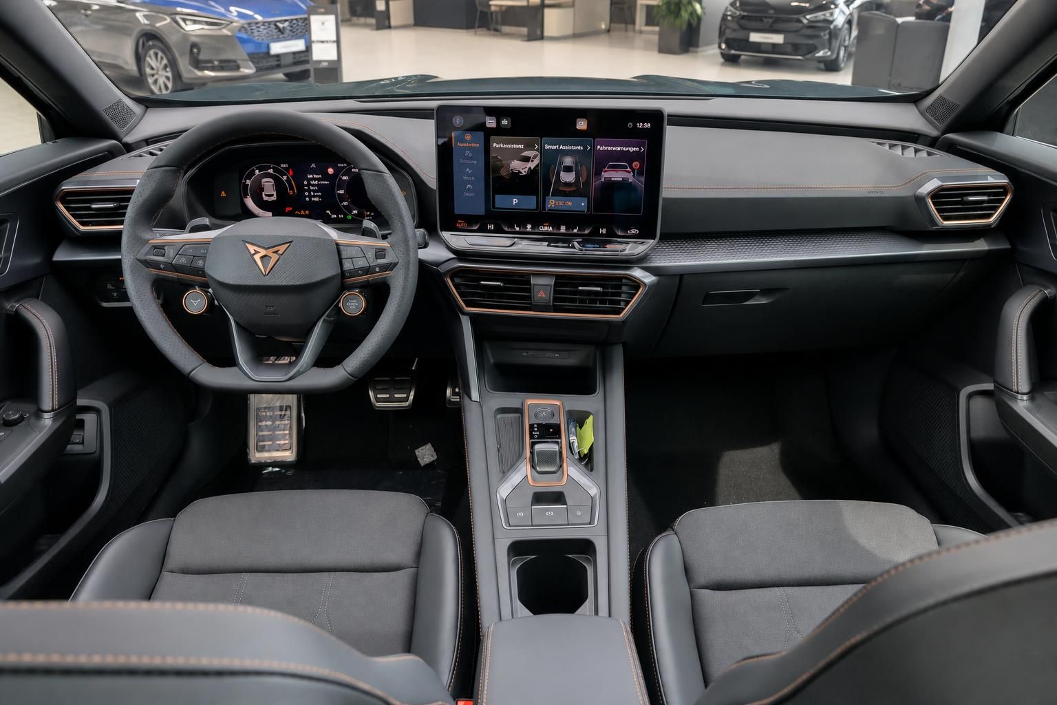 Cupra Cockpit mit digitalem Display und Lenkrad im Autohaus