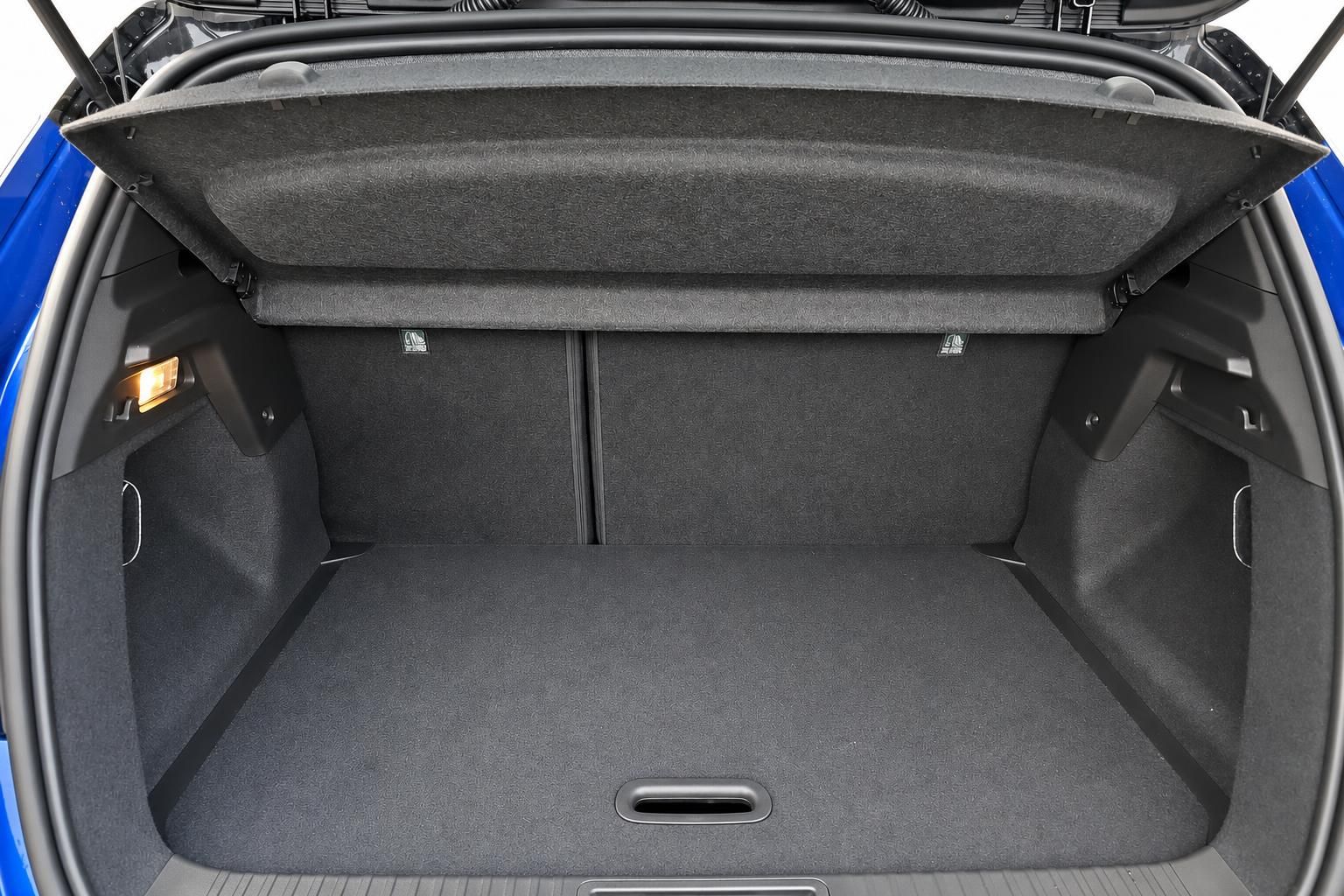 Kofferraum des Renault mit Gepäckraumabdeckung und viel Stauraum