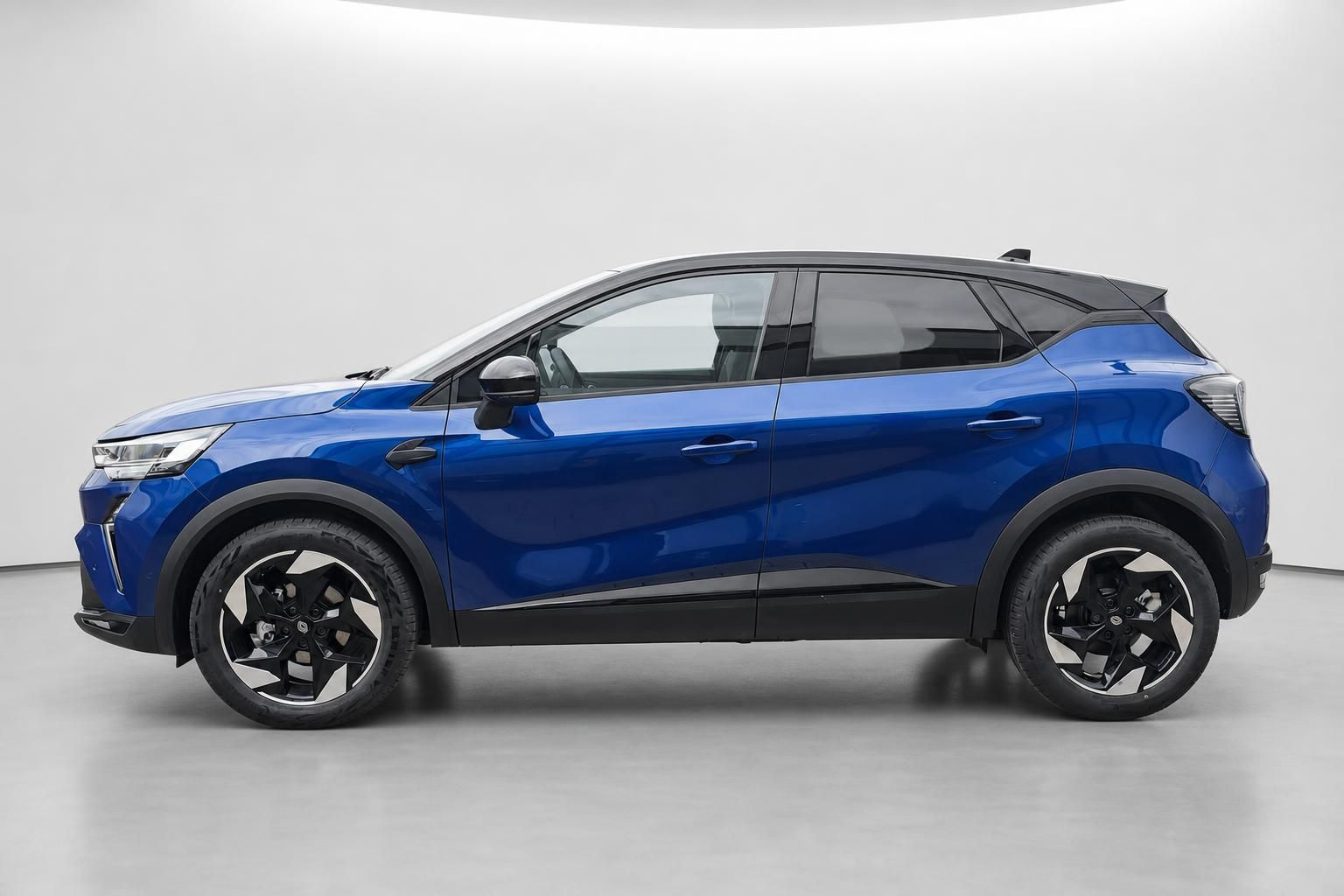 Renault Captur blau Seitenansicht Profil Studioaufnahme