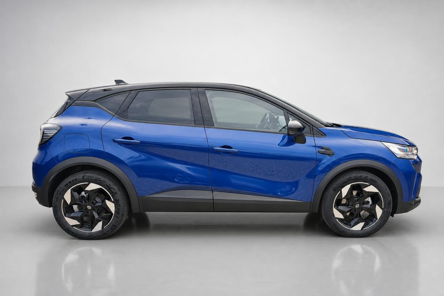 Renault Captur blau Seitenansicht SUV Studiofoto