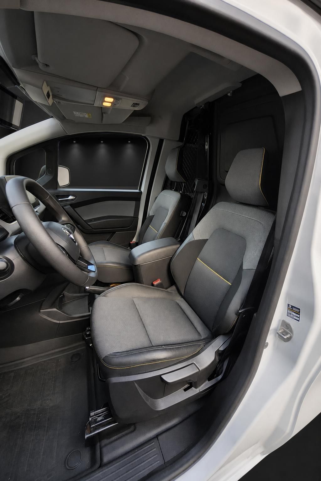 Renault Kangoo Innenraum mit Fahrersitz und Cockpit Detailansicht
