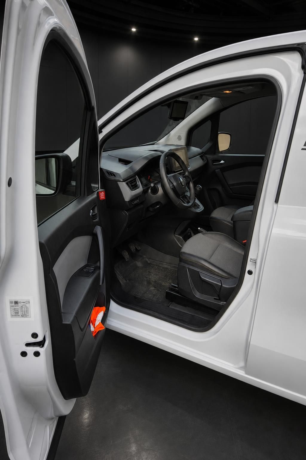 Renault Nutzfahrzeug Innenraum mit geoeffneter Fahrertuer und Cockpit