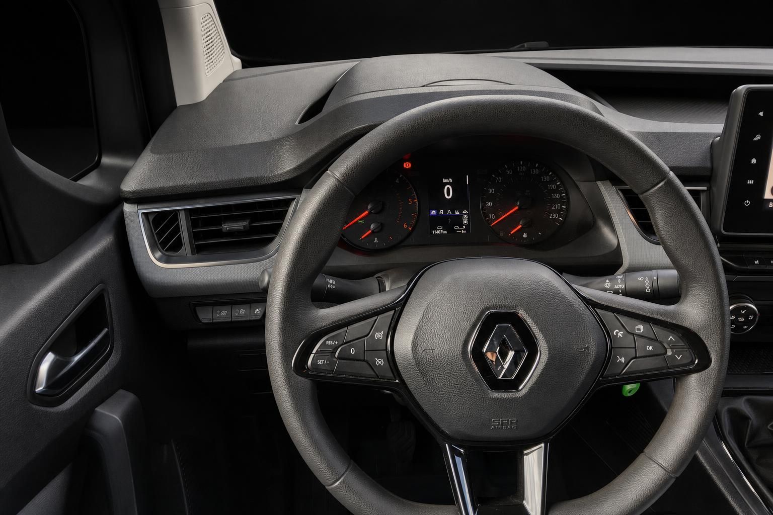 Renault Lenkrad mit Multifunktionstasten und Tacho im Detail