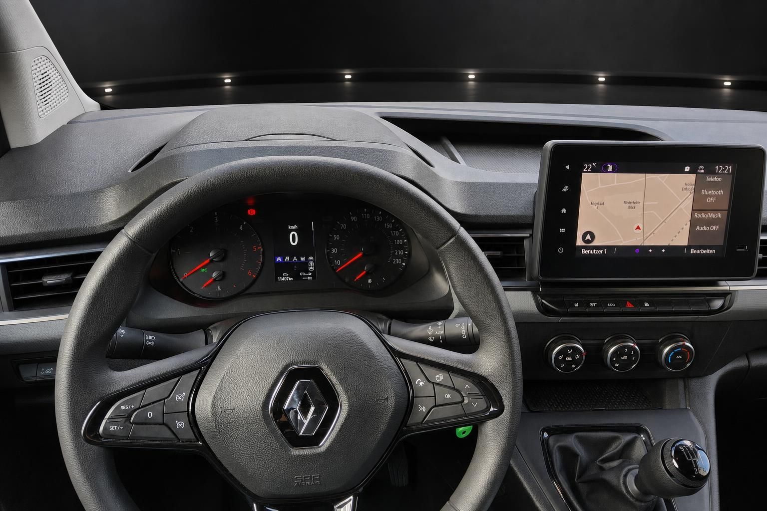 Renault Cockpit mit Navigationssystem, Tacho und Lenkrad