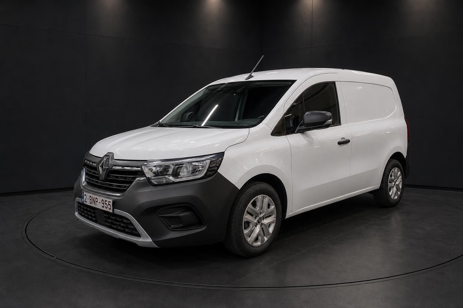 Renault Kangoo Kastenwagen weiß, Frontansicht schräg im Studio