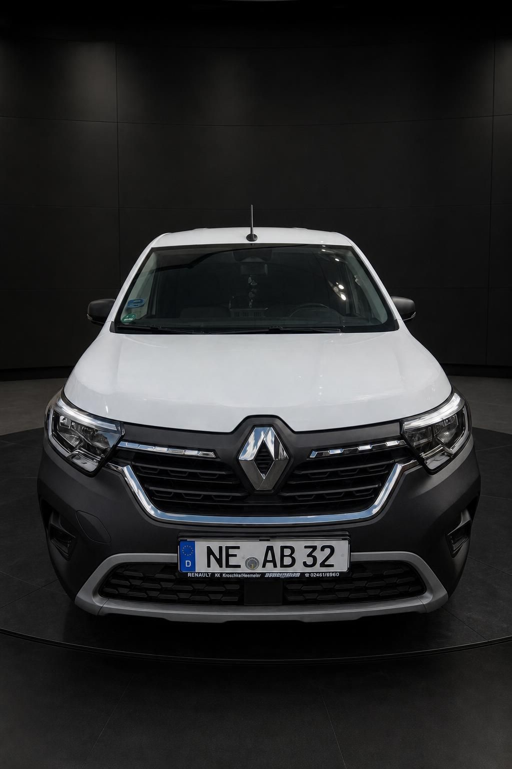 Renault Kangoo weiß, Frontansicht mit Kühlergrill und Logo