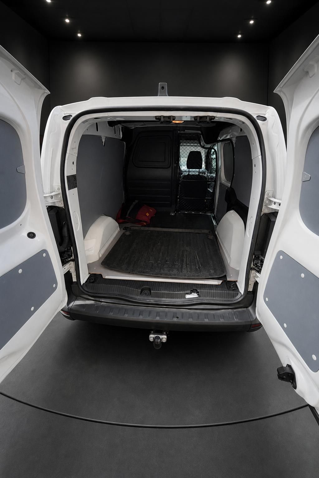 Renault Kangoo Laderaum mit geöffneten Hecktüren, Innenansicht