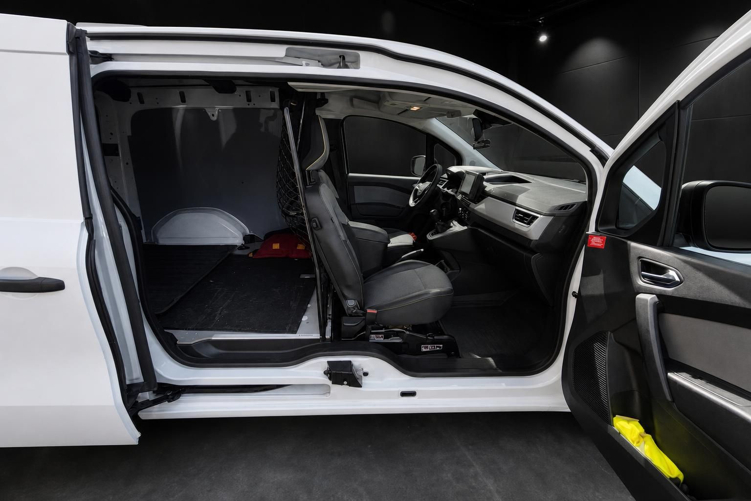 Renault Kangoo Innenraum, Blick durch geöffnete Fahrertür