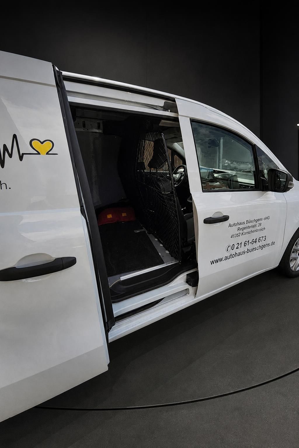Renault Kangoo Transporter mit geoeffneter Schiebetuer und Laderaum