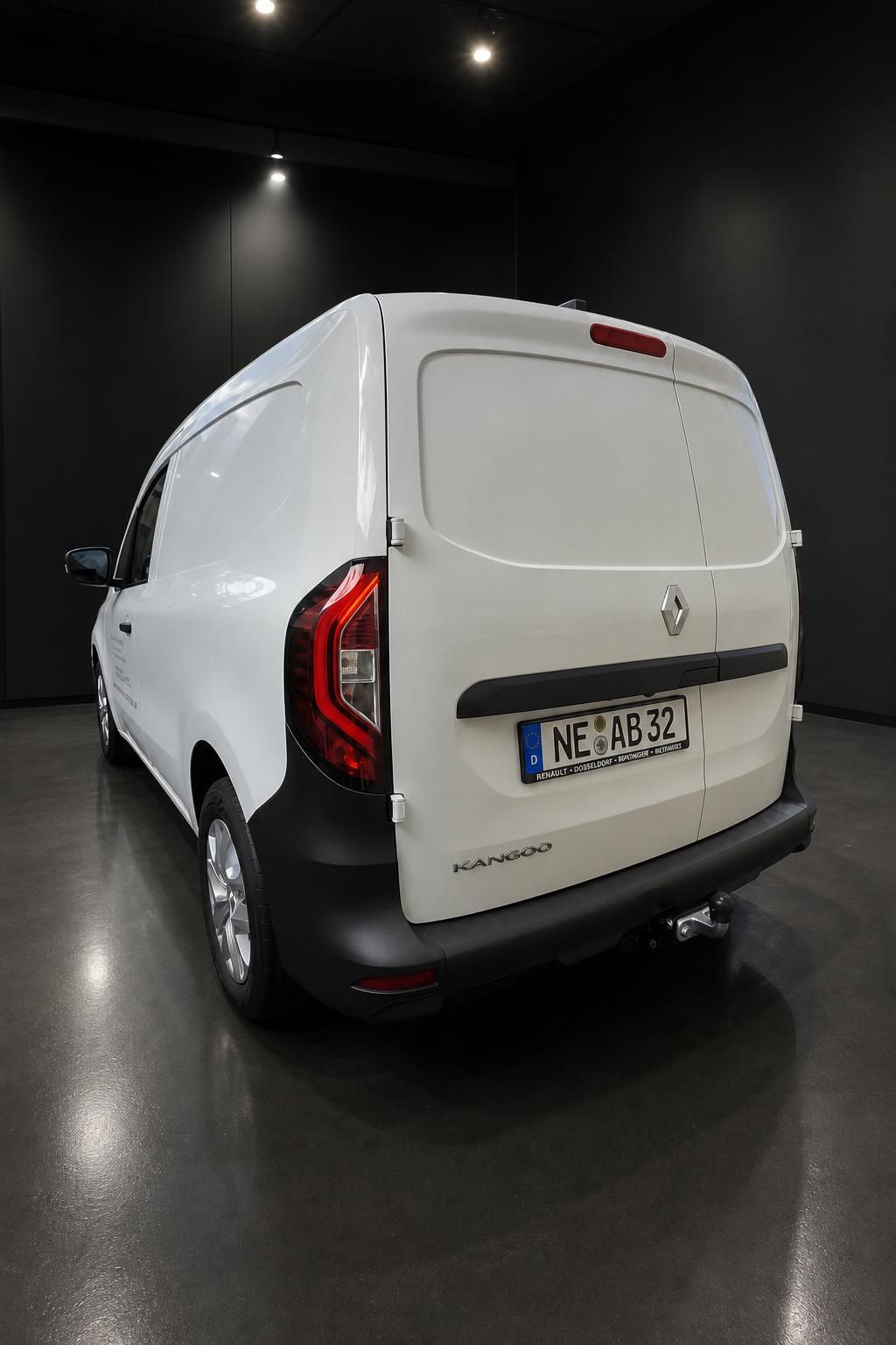 Renault Kangoo weiss Heckansicht mit Kennzeichen und Anhaengerkupplung
