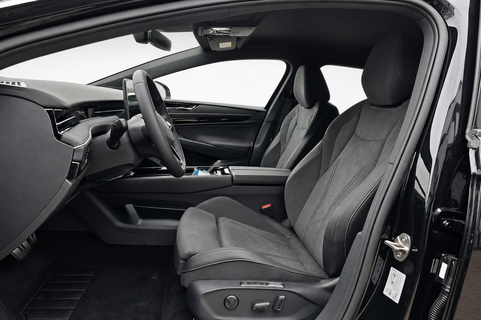 VW ID.7 Tourer Innenraum Vordersitze und Cockpit Detailansicht