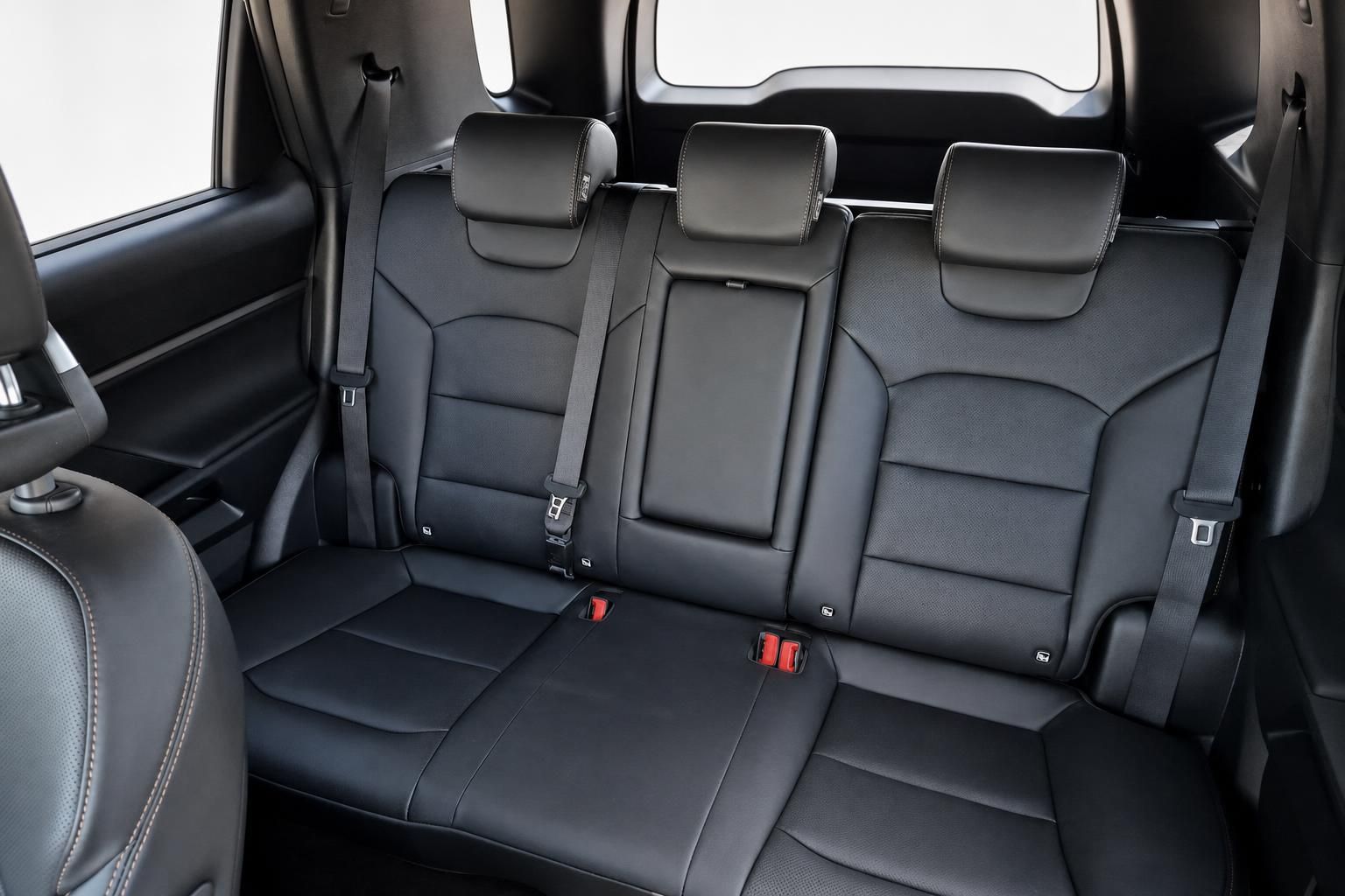 Rücksitzbank mit schwarzem Leder im SsangYong Torres EVX