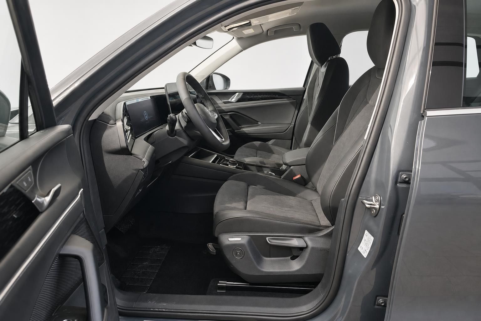 VW Innenraum Fahrersitz und Cockpit mit Lederausstattung