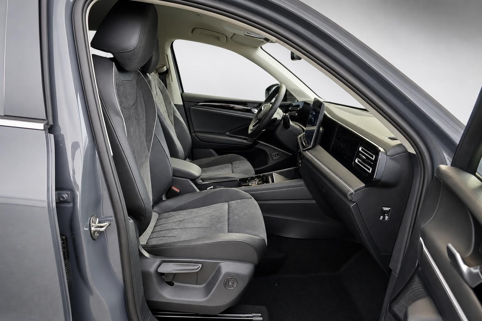 VW Tiguan Innenraum Vordersitze und Cockpit Detailansicht