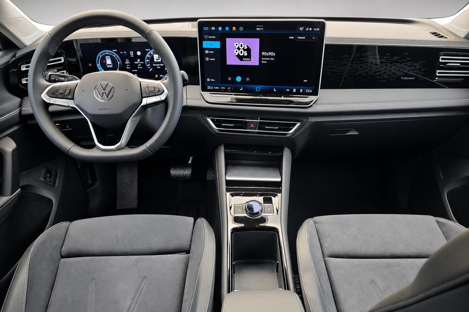 VW Tiguan Cockpit mit Lenkrad und Infotainment Touchscreen
