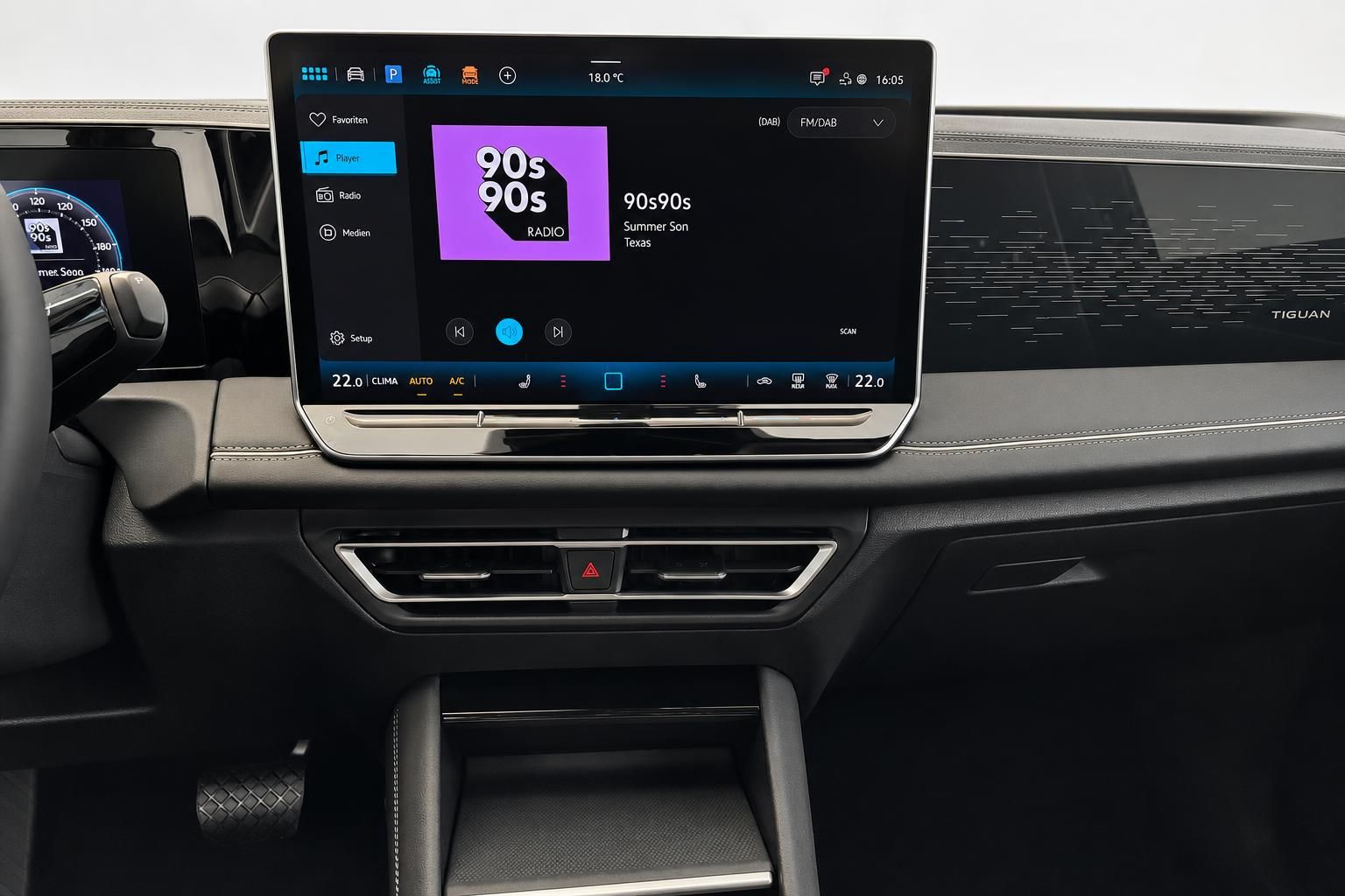 VW Tiguan Interieur Infotainment Touchscreen und Cockpit Detail