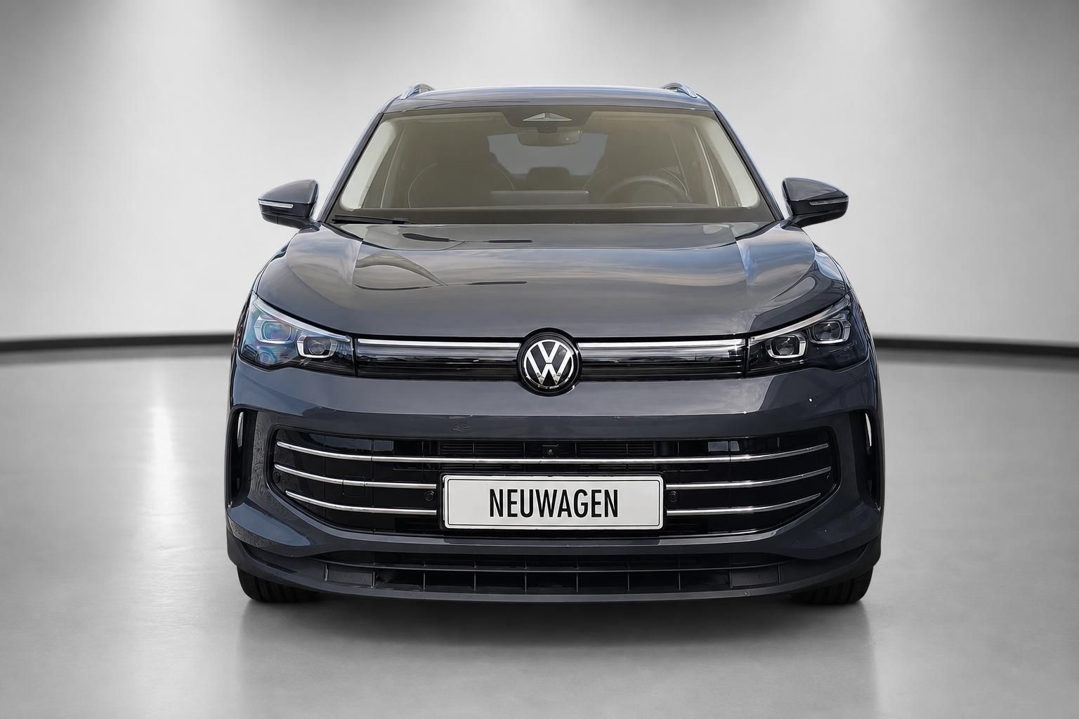 VW Tiguan Frontansicht grau mit Kuehlergrill und Kennzeichen