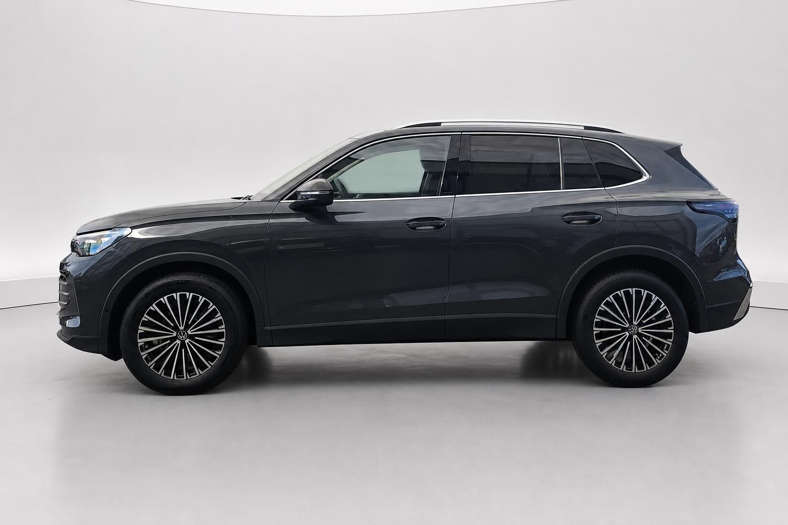VW Tiguan schwarz Seitenansicht SUV im Fotostudio