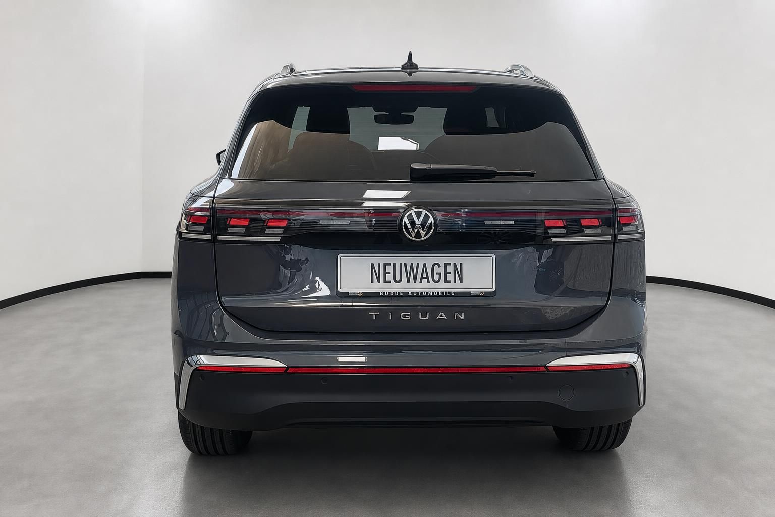 VW Tiguan Heckansicht grau mit Rueckleuchten und Kennzeichen