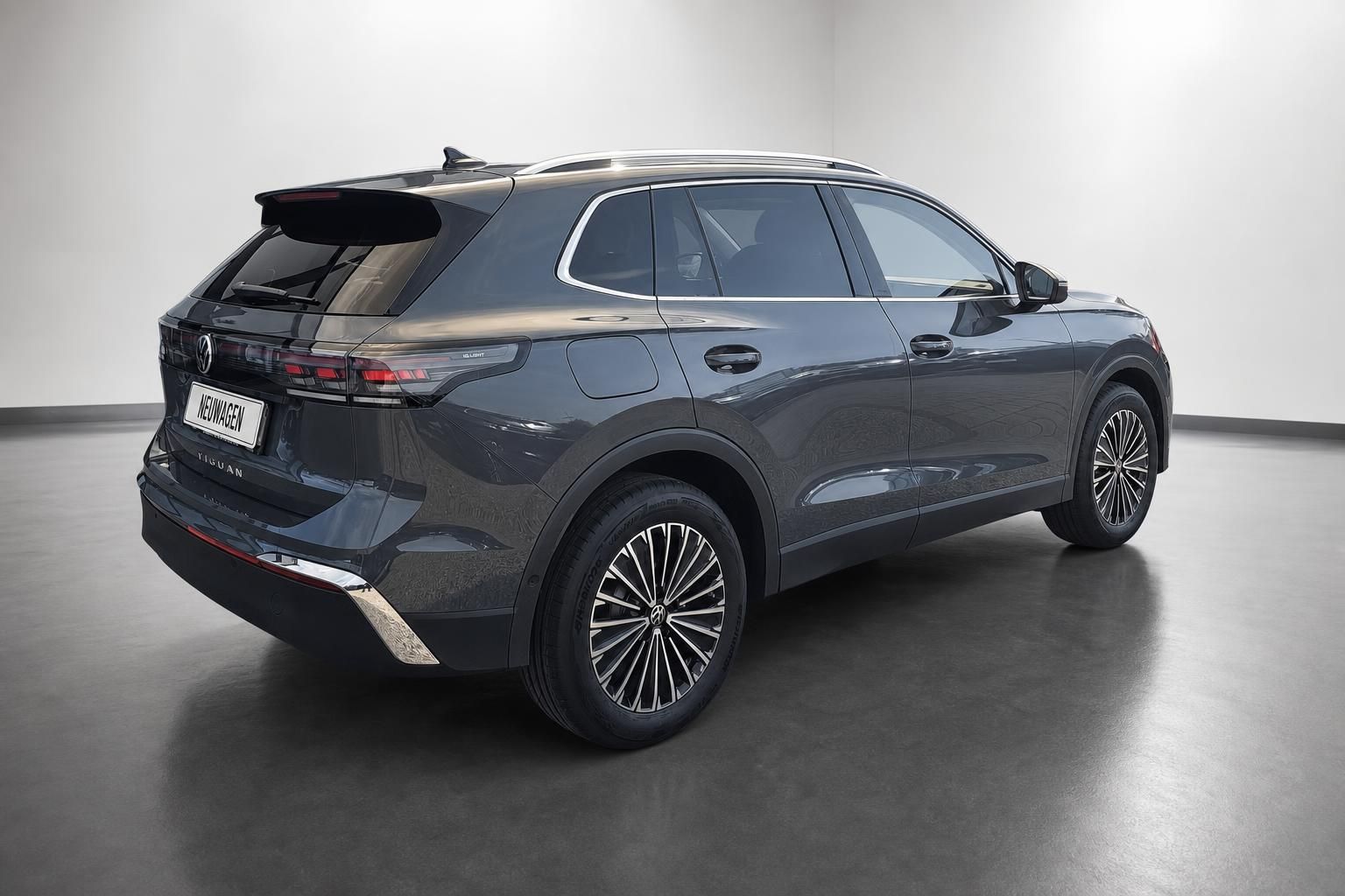 VW Tiguan schwarz Heckansicht seitlich mit Dachreling