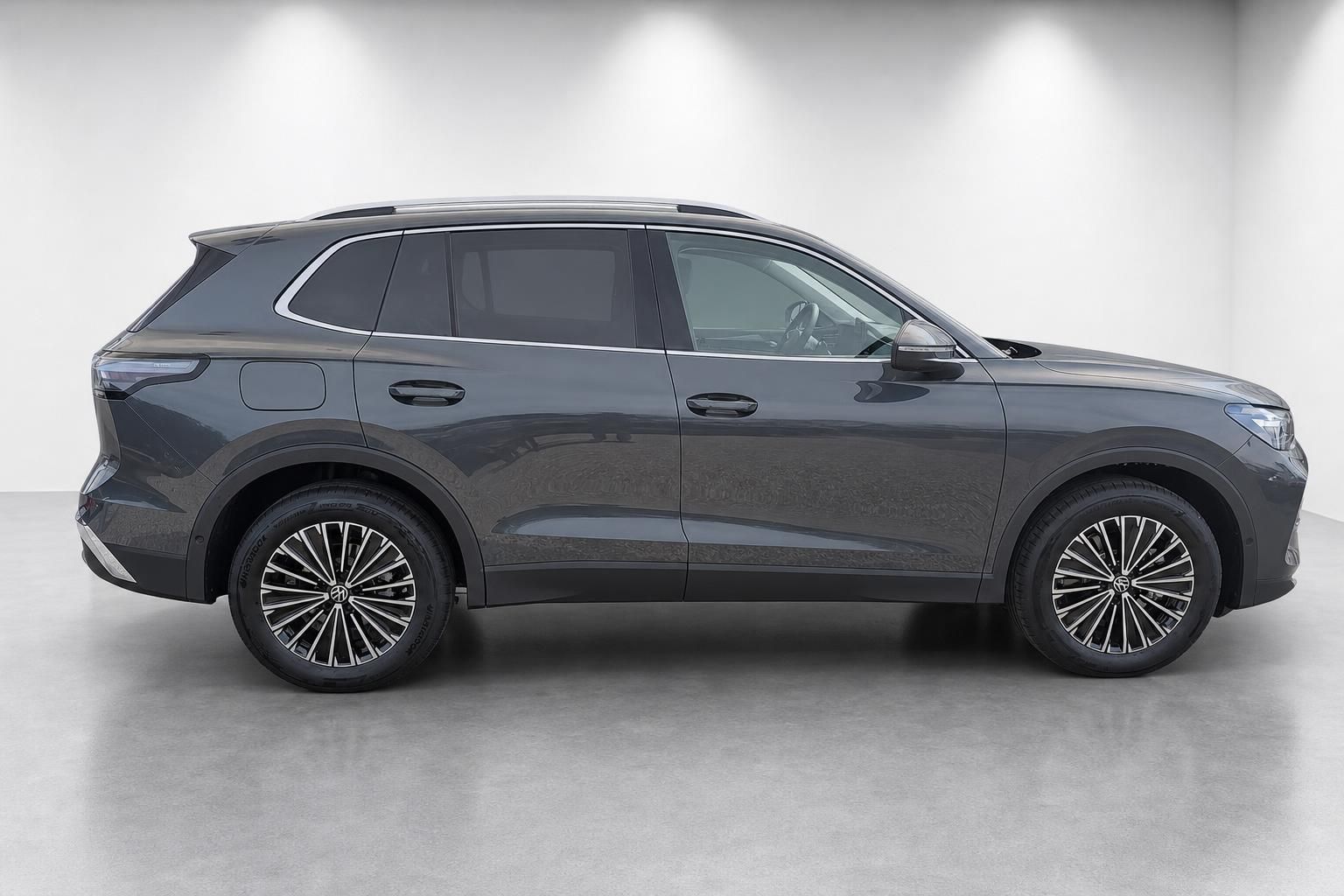 VW Tiguan grau Seitenansicht komplett im Studio