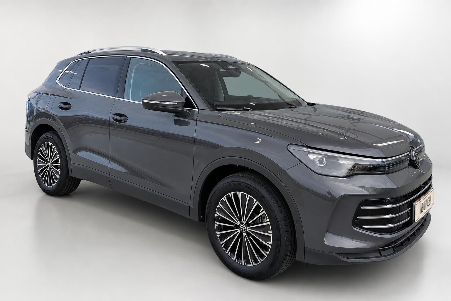 VW Tiguan grau metallic Seitenansicht Neuwagen im Studio