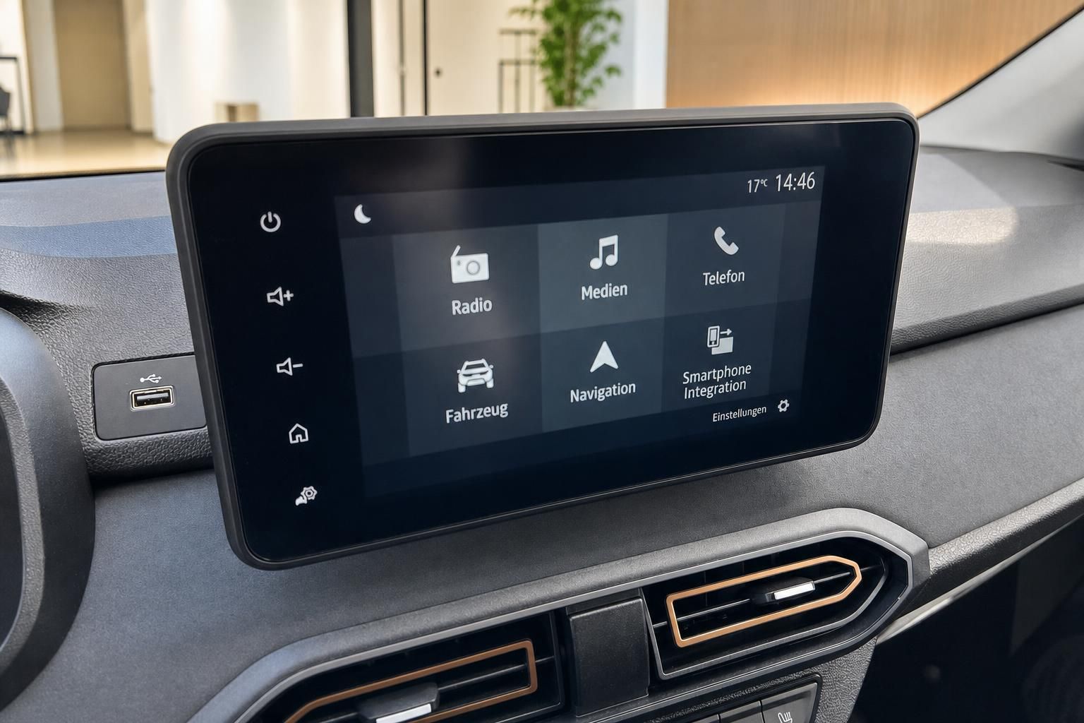 Infotainment-Touchscreen mit Hauptmenü für Radio, Medien, Navigation und Telefon