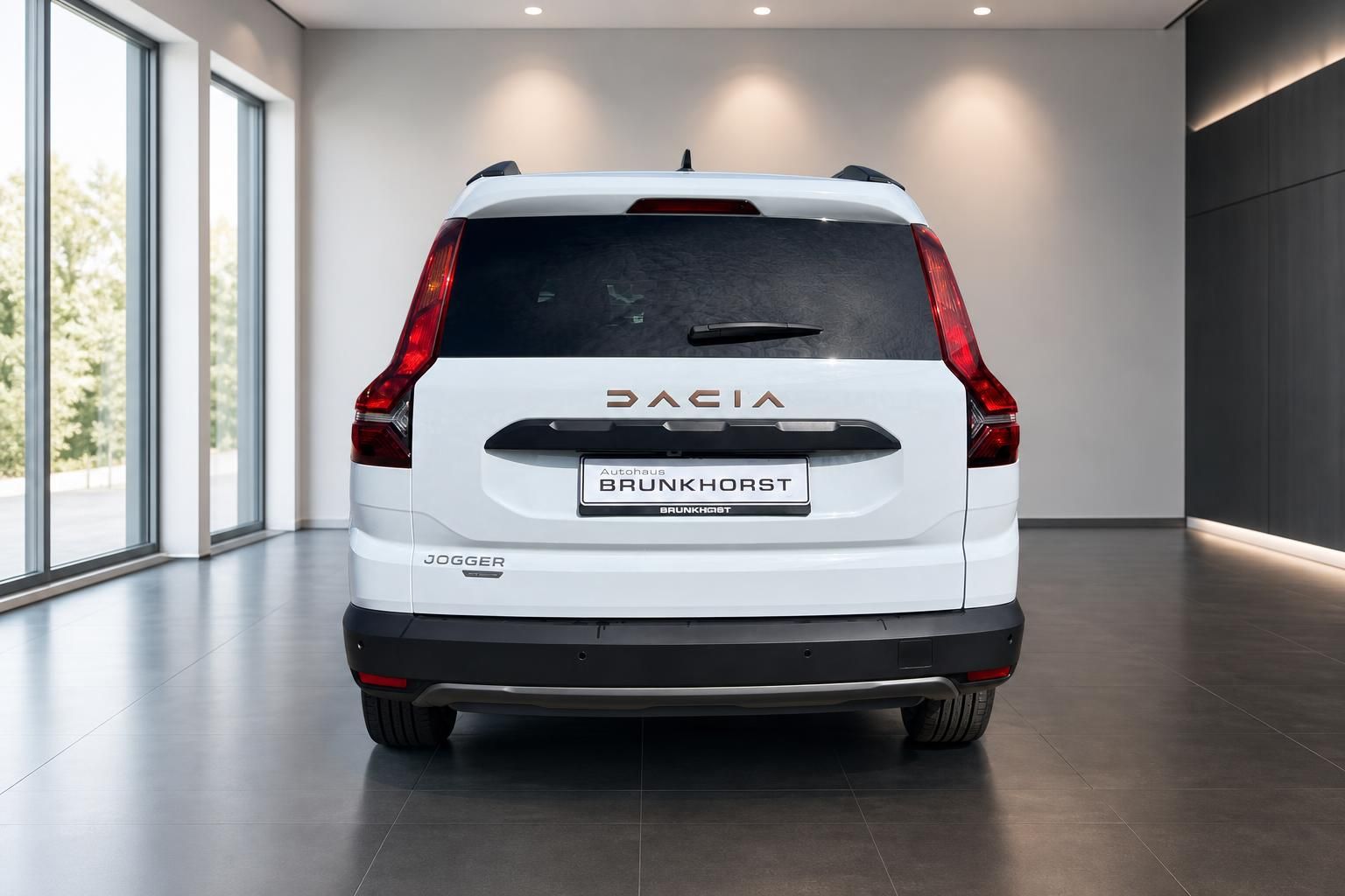 Dacia Jogger Heckansicht in weiß im modernen Autohaus-Showroom