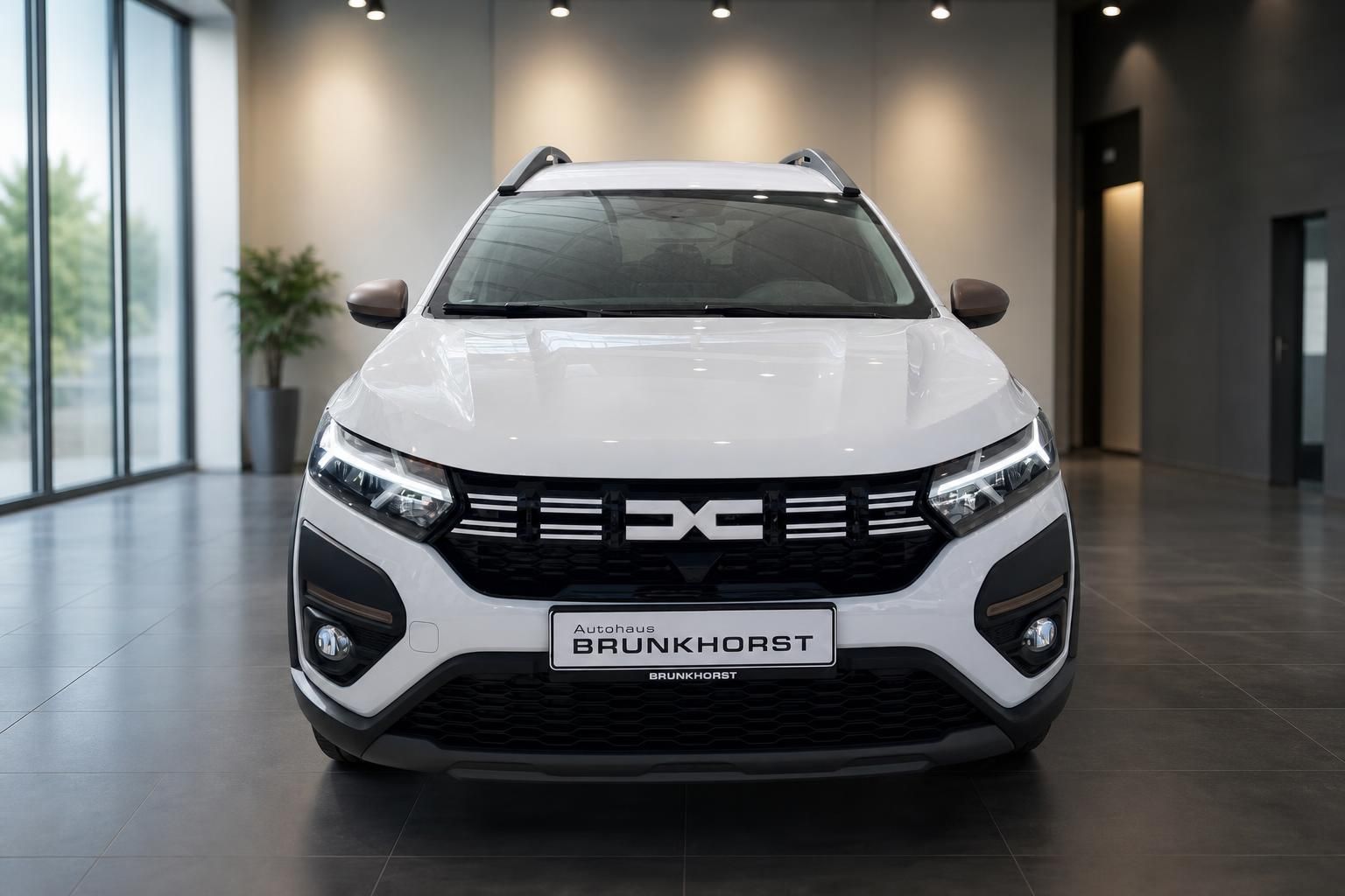 Dacia SUV Frontansicht im Autohaus, weiße Lackierung mit schwarzem Kühlergrill