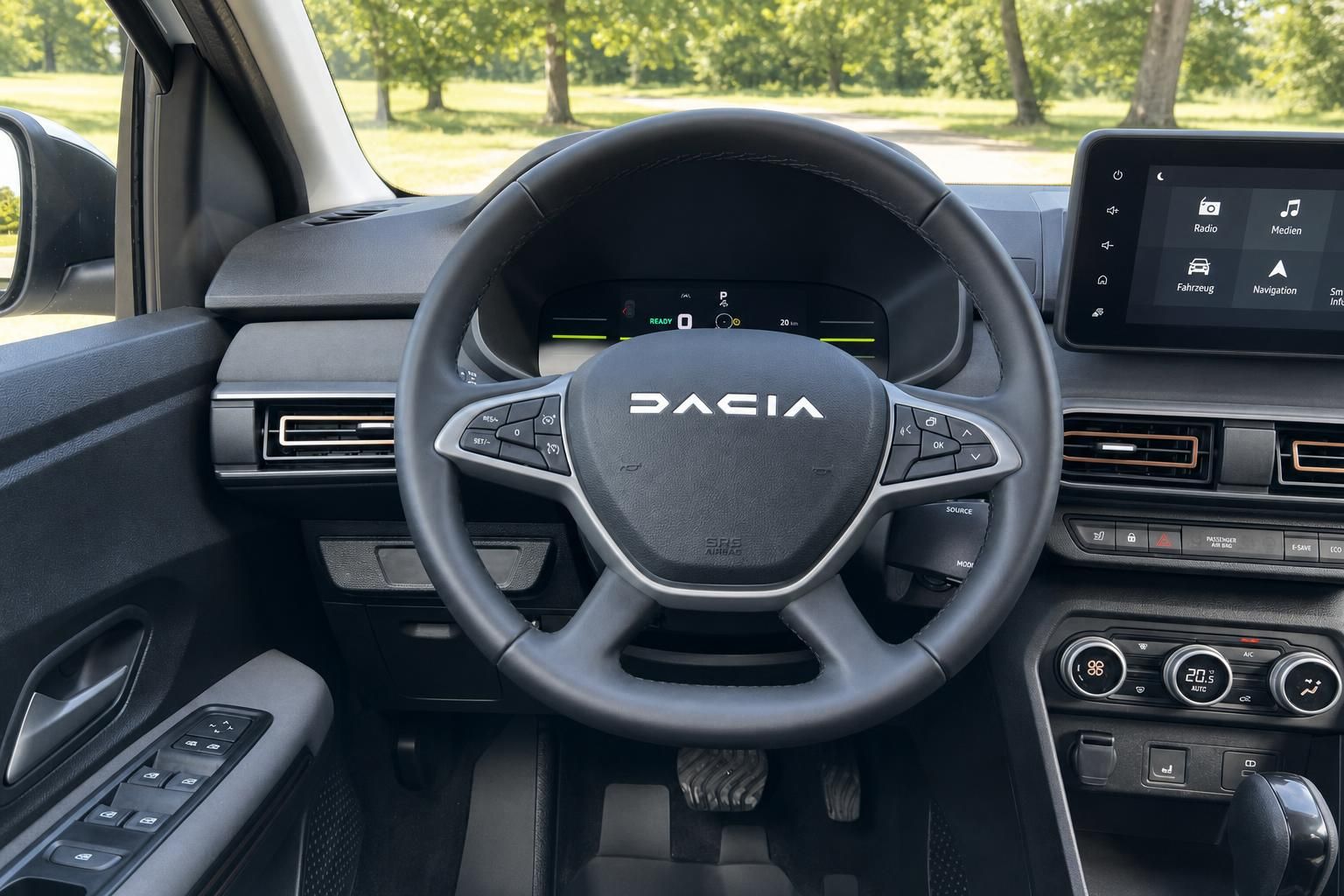 Dacia Fahrzeug Innenraum mit Lenkrad, digitalem Tacho und Infotainment-System
