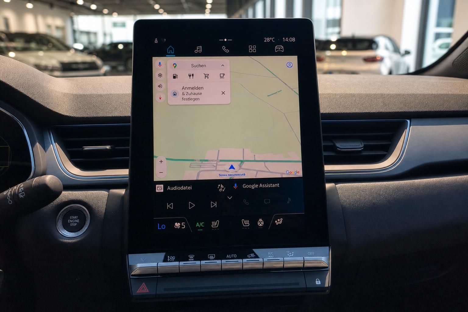 Renault Clio Infotainment-Display mit Google Maps Navigation und Klimabedienung