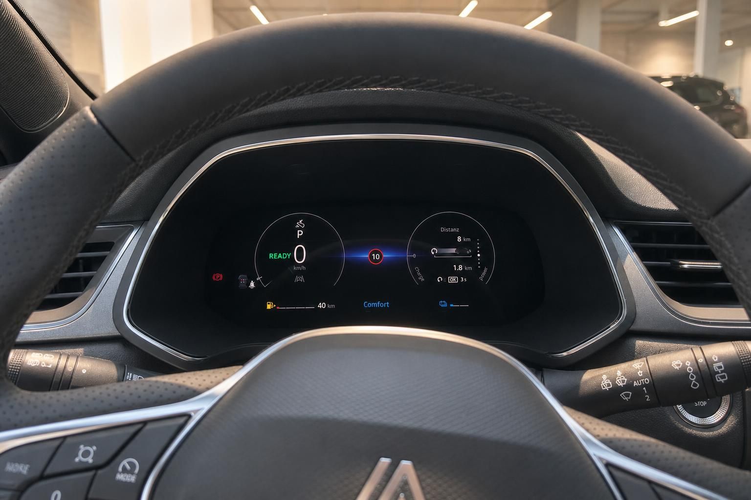 Digitales Kombiinstrument mit Lenkrad – Innenraum Detailansicht mit Display und Fahrerassistenzsystemen