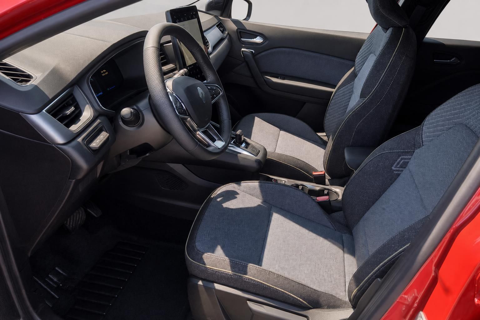 Renault Captur Innenraum Fahrersitz Lenkrad und Infotainment-Display