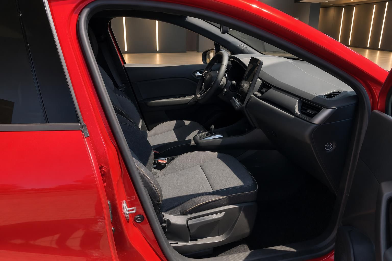 Renault Clio Innenraum Fahrerseite – graue Stoffsitze, Lenkrad und Touchscreen-Display