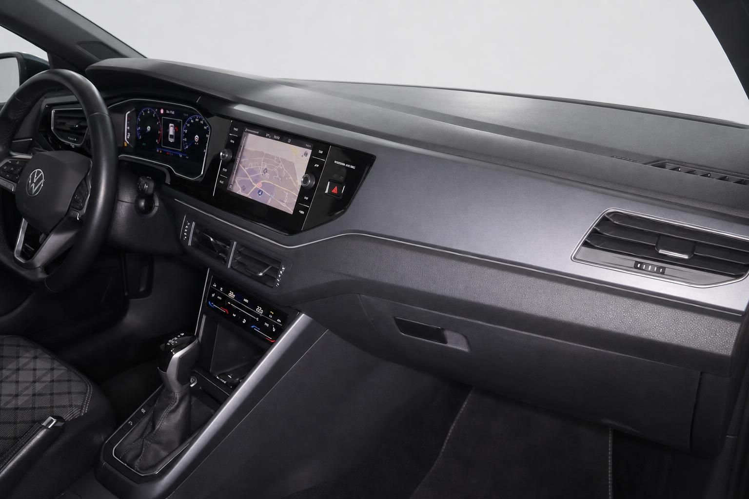 VW Armaturenbrett mit Navigationsdisplay und Klimabedienung