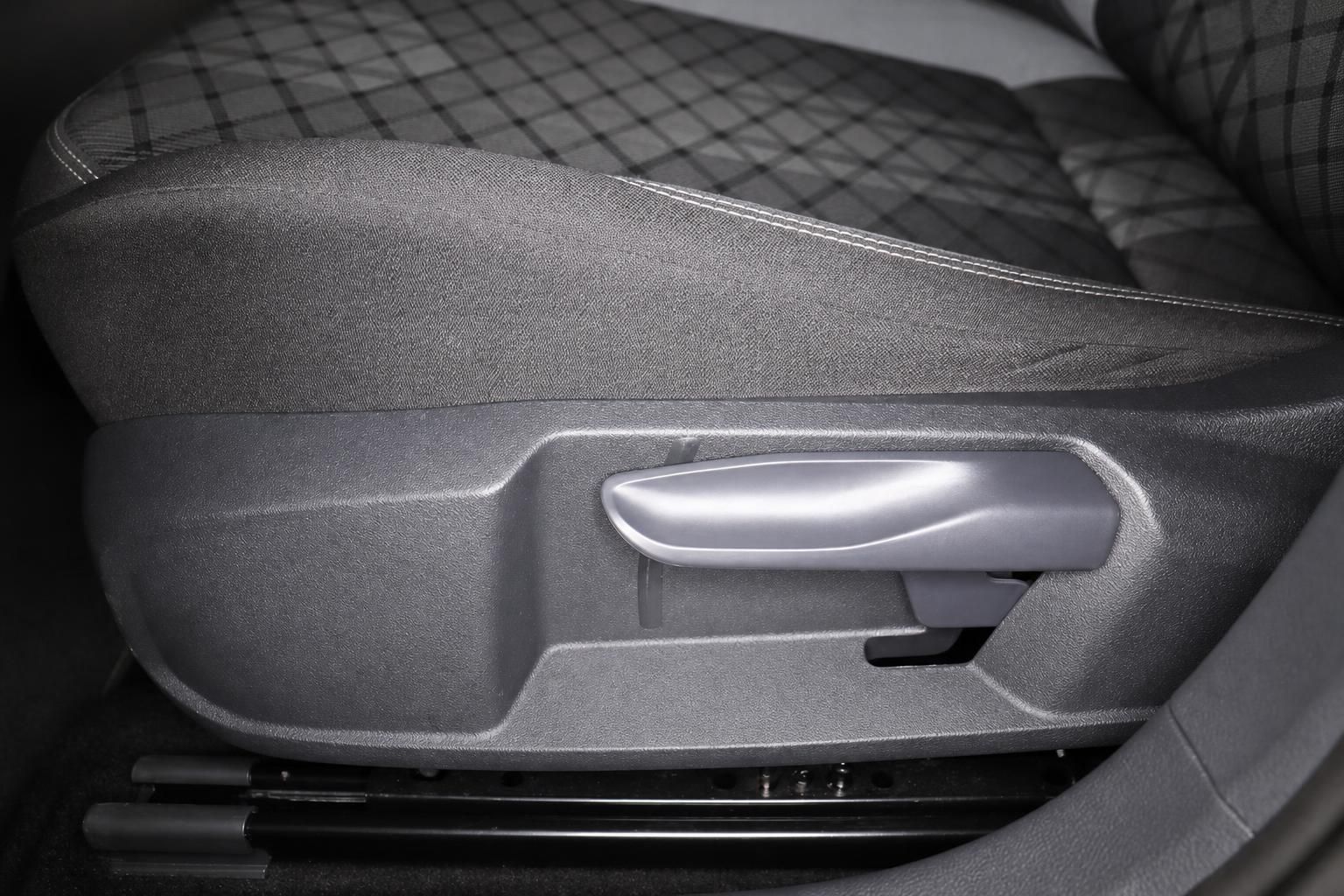 Sitzverstellung und Griff am Fahrzeugsitz im Detail