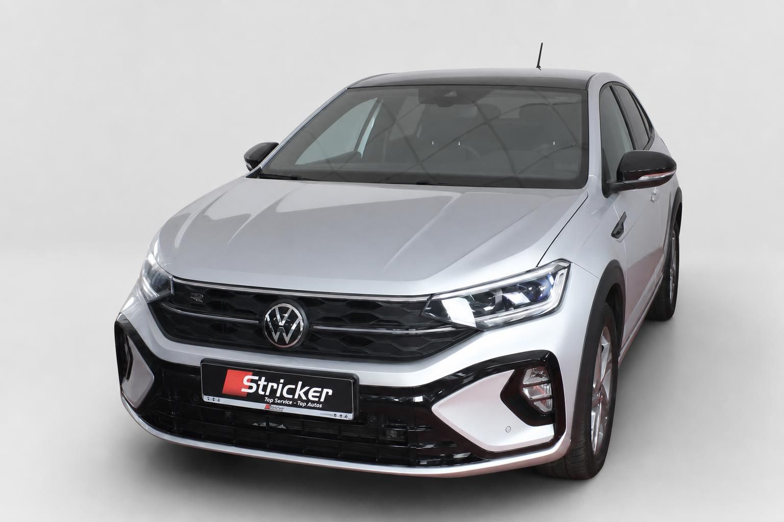 VW Crossover in Silber, Frontansicht mit LED-Scheinwerfern im Studio