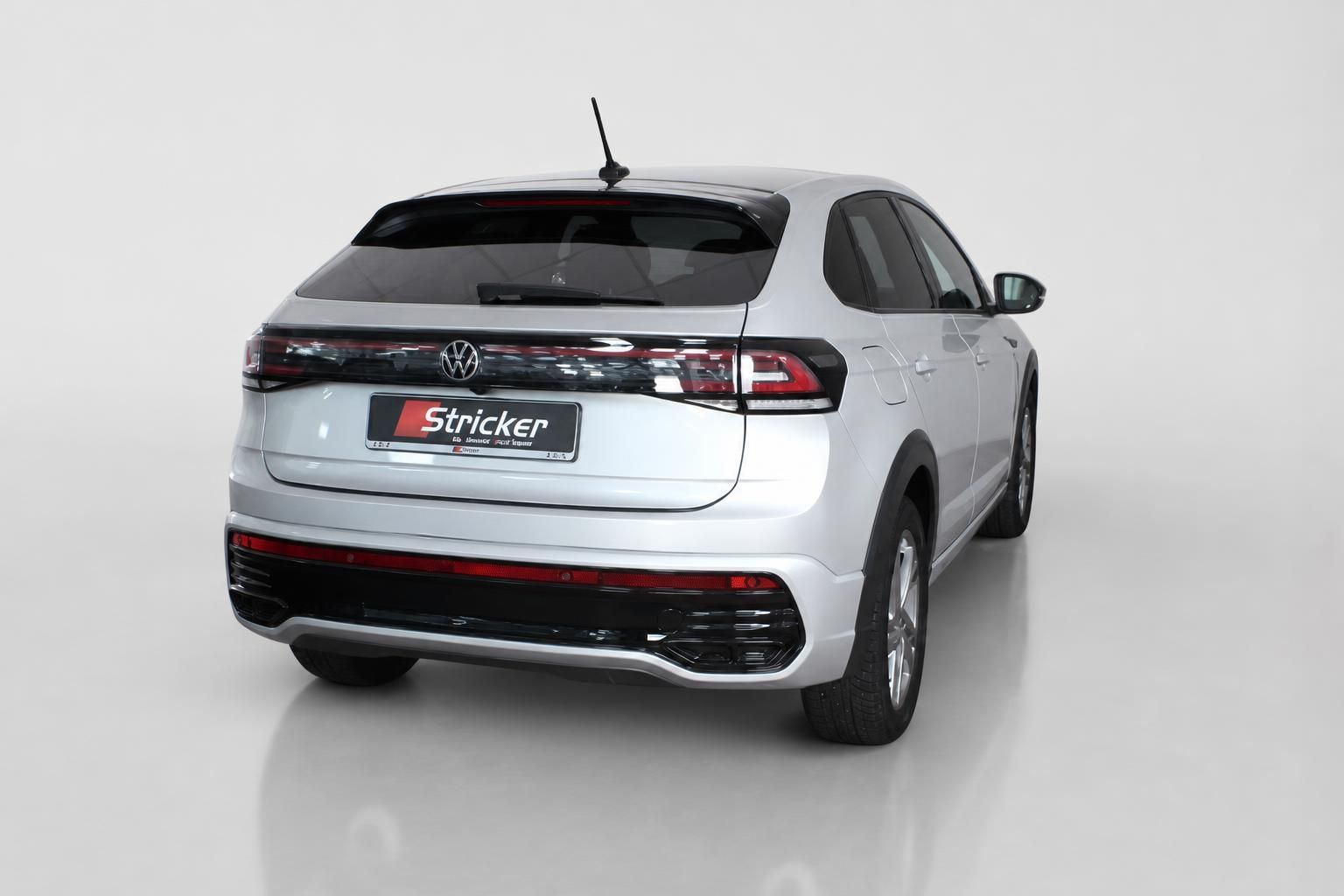 VW Crossover in Silber, Heckansicht mit LED-Rückleuchten im Studio