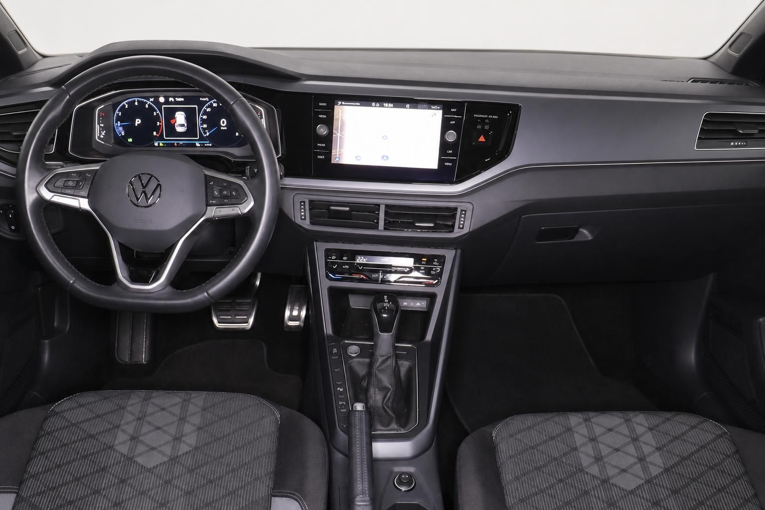 VW Innenraum mit Cockpit, Lenkrad und Infotainmentsystem im Detail