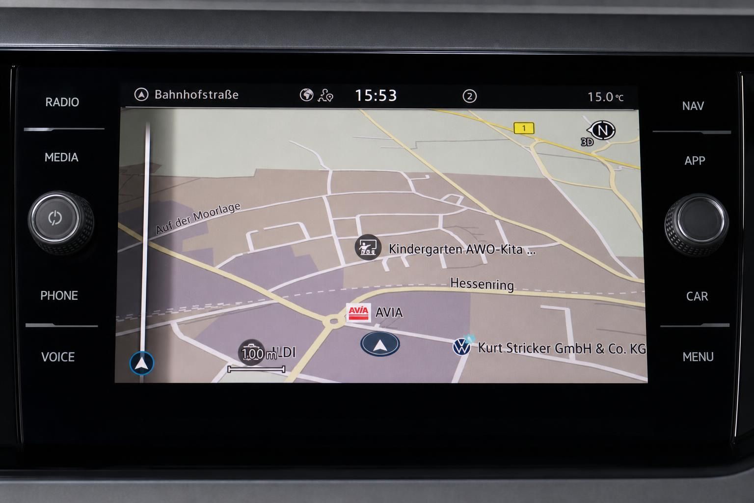 VW Infotainment-Display mit Navigationskarte und Routenführung