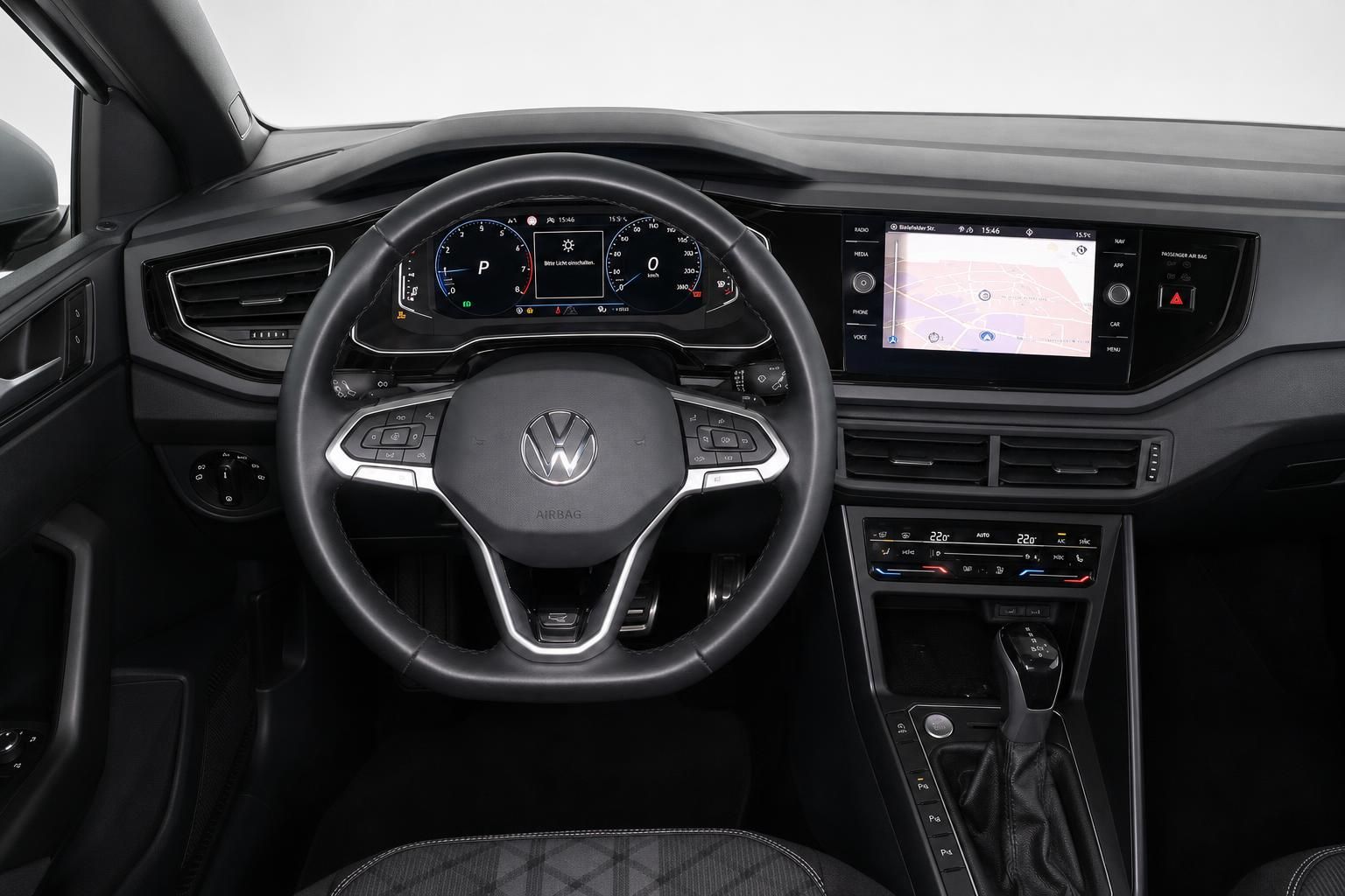 VW Cockpit mit Lenkrad, Navigationssystem und Digitaltacho